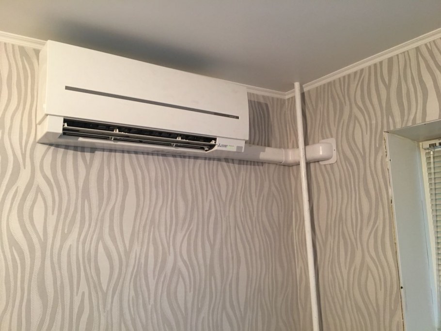 Кондиционер под шторой