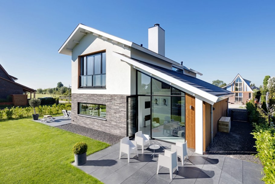 Дом в стиле Модерн со скатной крышей