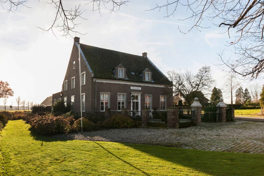 Домов в Англии в стиле Тюдор с гаражом