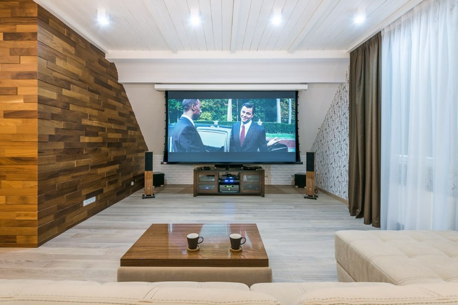 Домашний кинотеатр в дереве