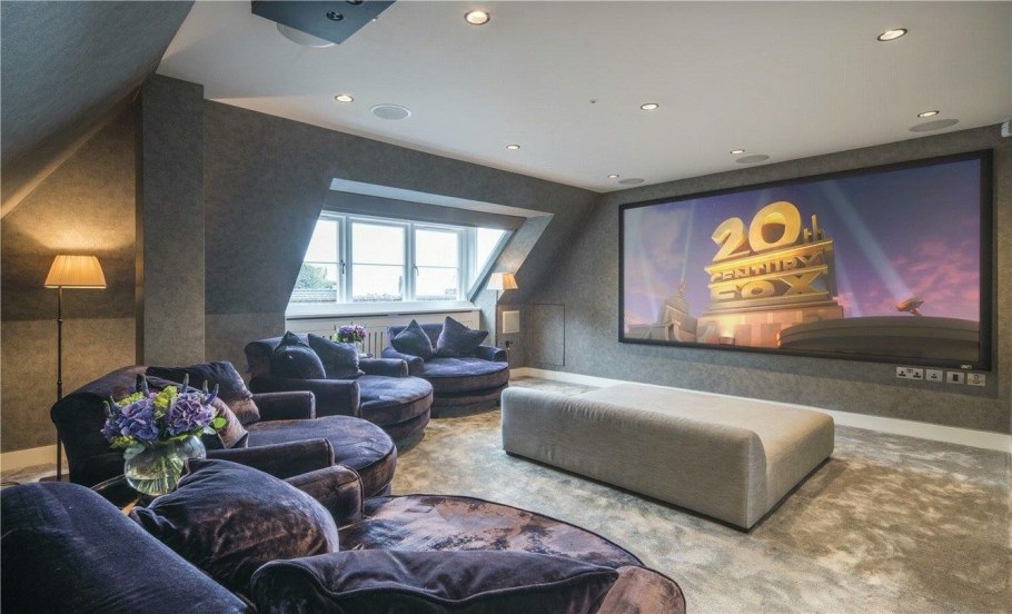 Домашний кинотеатр на мансардном этаже
