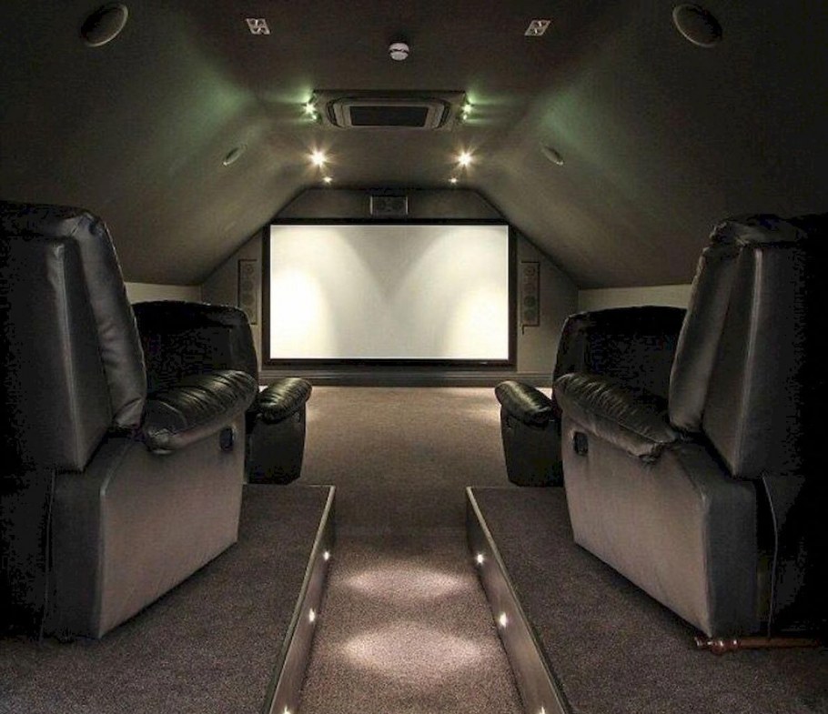 Мансардная гостиная в светлых тонах