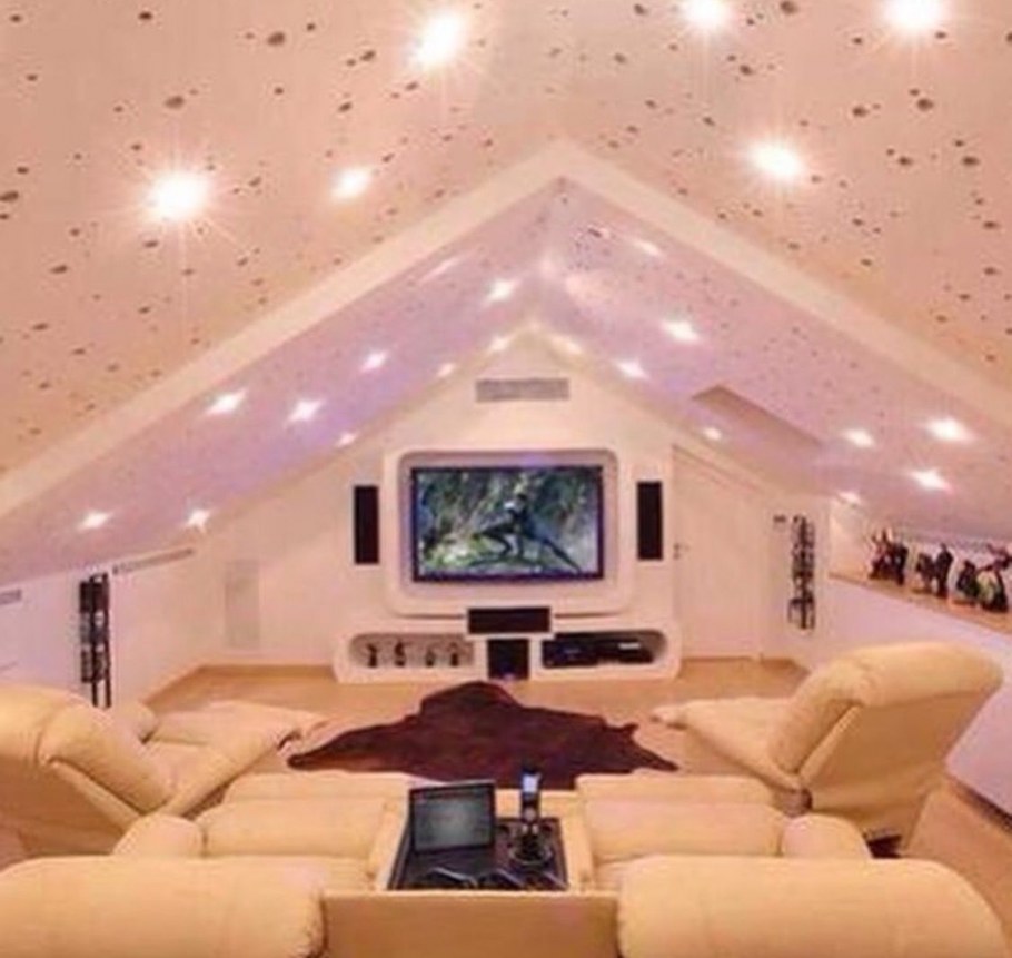 Домашний кинотеатр на мансардном этаже
