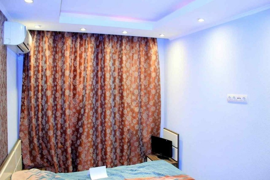 Потолок из гипсокартона с нишей для штор