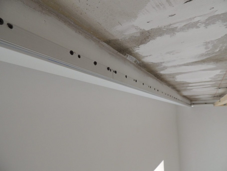 Натяжной потолок и шторы