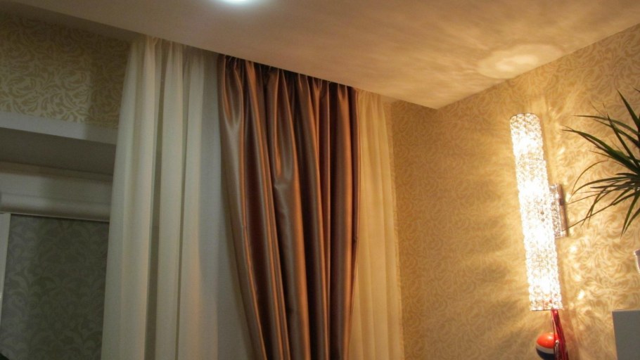 Натяжной потолок со скрытым карнизом для штор