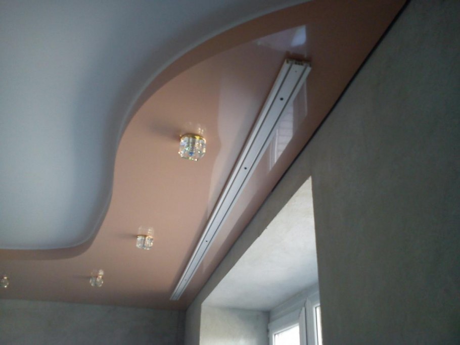 Натяжной потолок с карнизом для штор