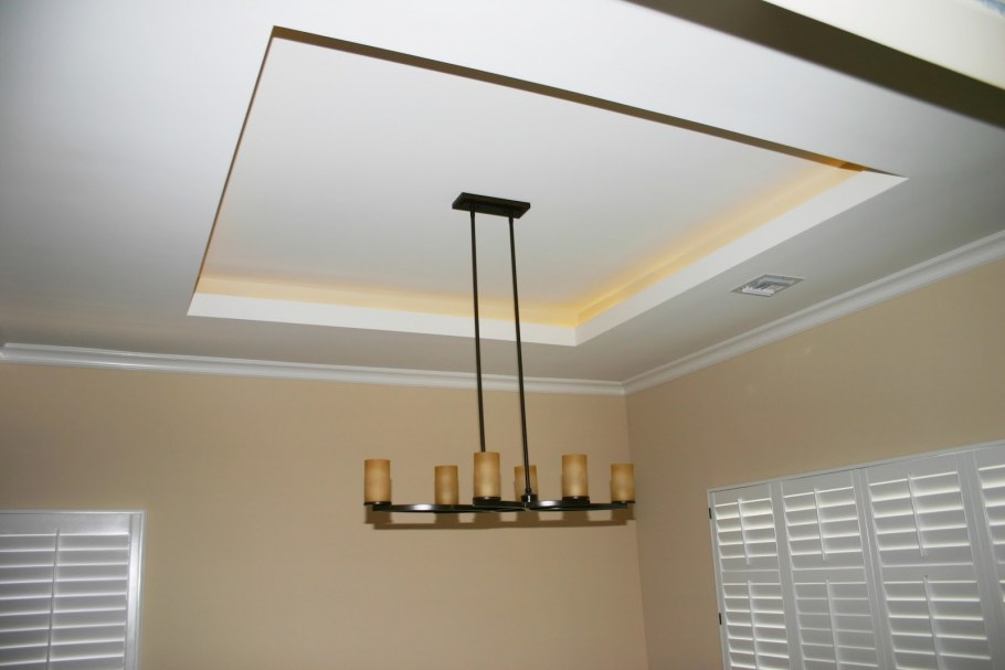 Натяжной потолок с выступом