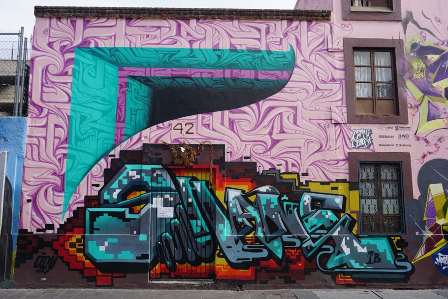 Граффити город на стене