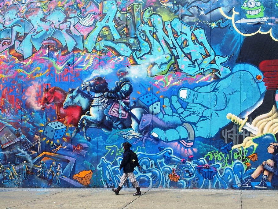 Синее граффити