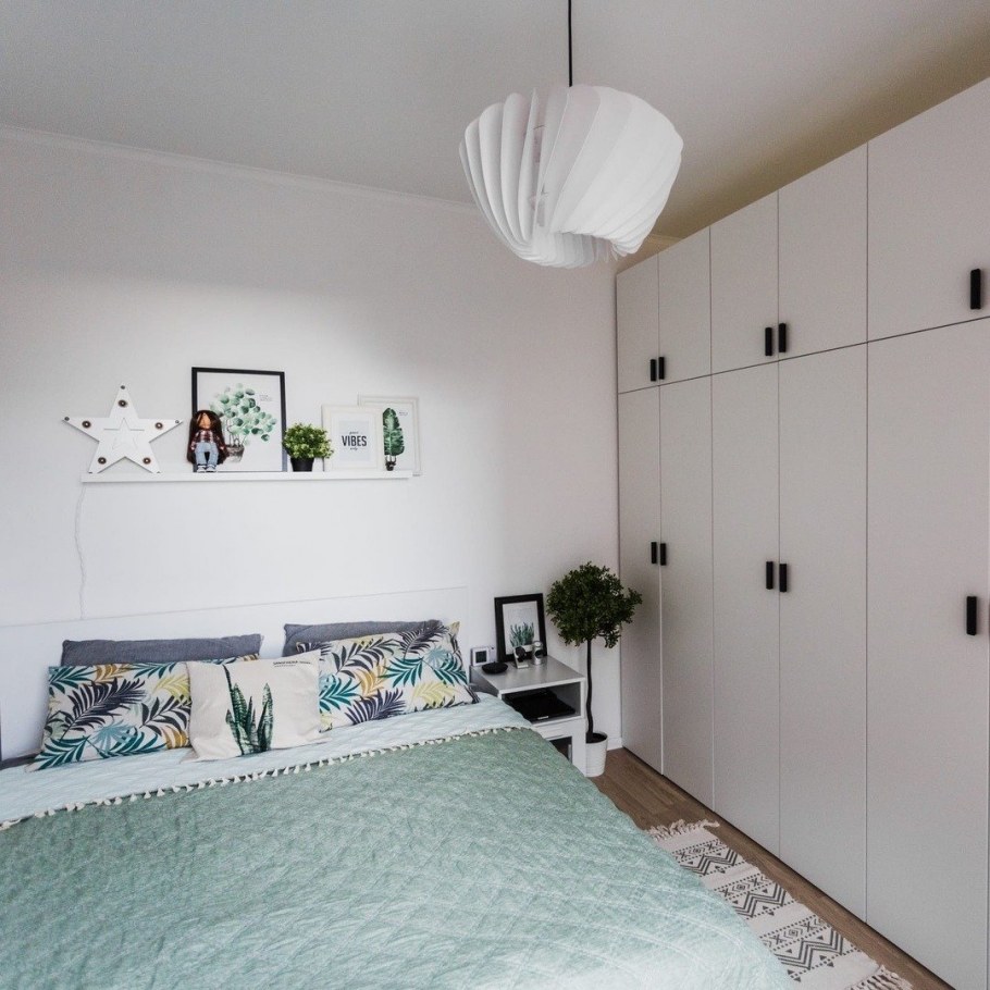 Шкаф икеа ПАКС В спальне