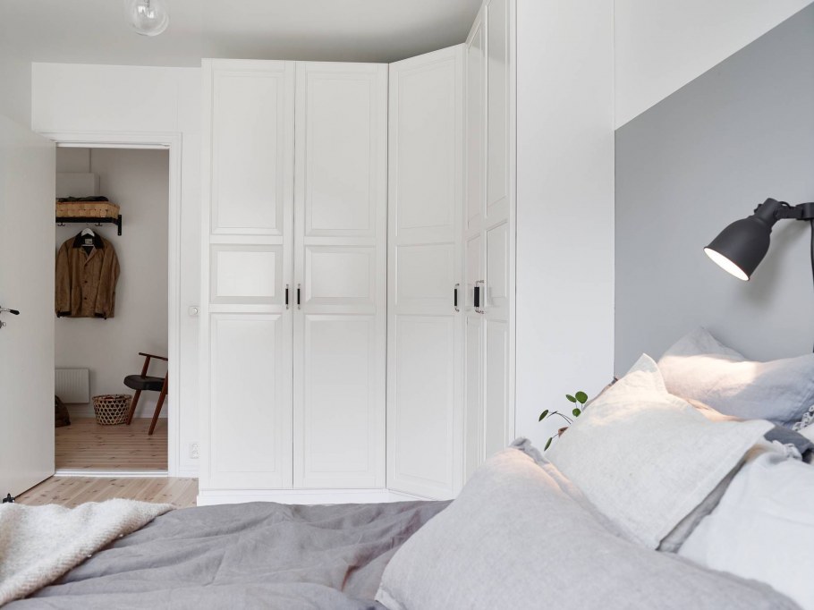 Шкаф икеа ПАКС В спальне