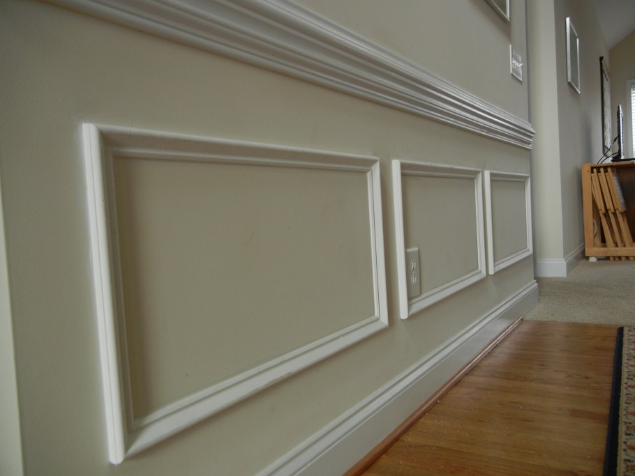 Молдинги на стене экран