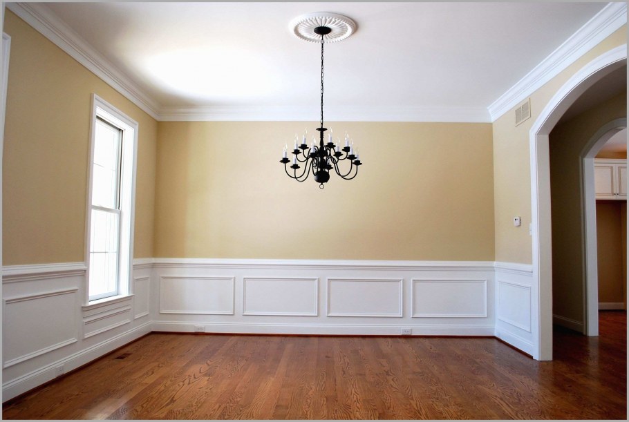 Крашеные стены с молдингами