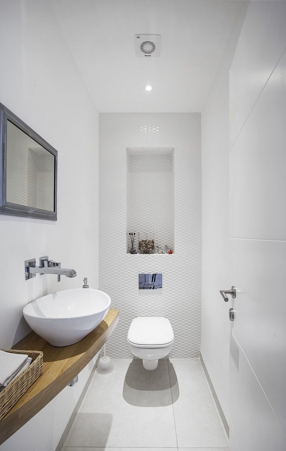 Инсталляция в маленьком туалете