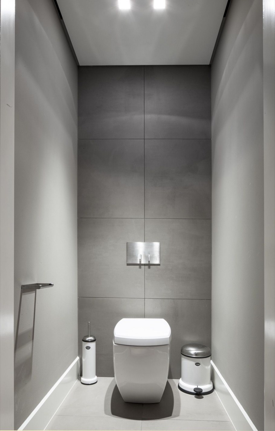 Маленький туалет в черно белой плитке