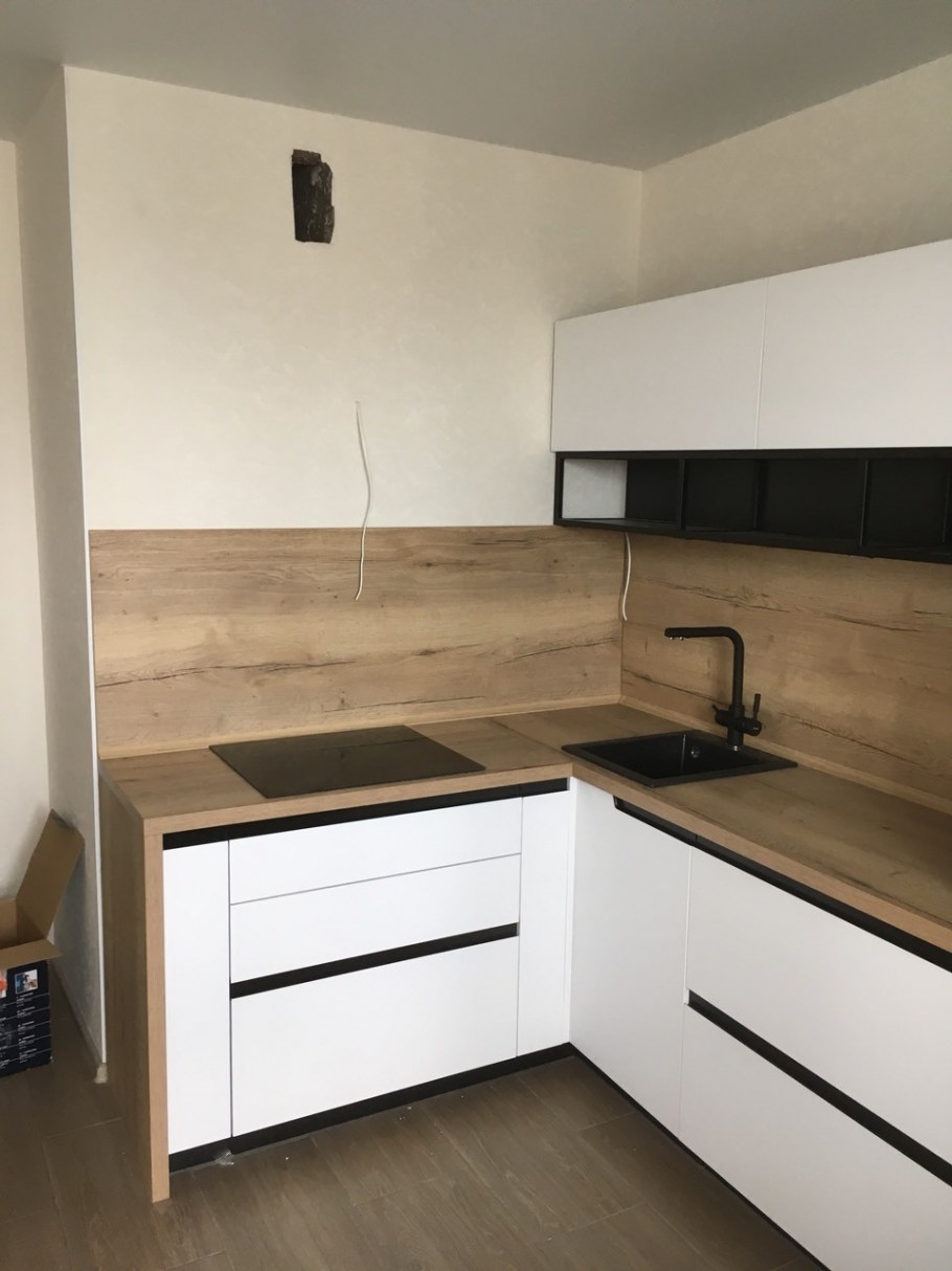 Кухня столешница и фартук под дерево