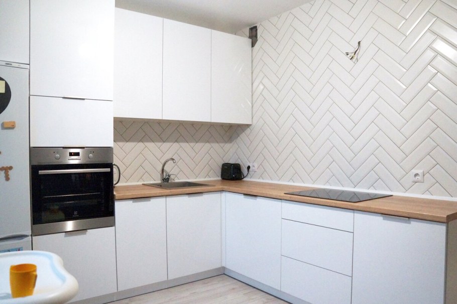 Кухня с деревянной столешницей