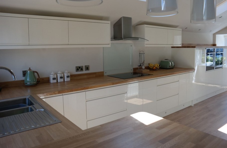 Белая кухня с деревянной столешницей