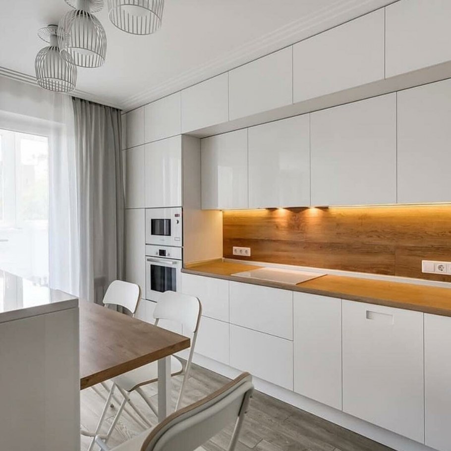 Глянцевая белая кухня с деревянной столешницей маленькая