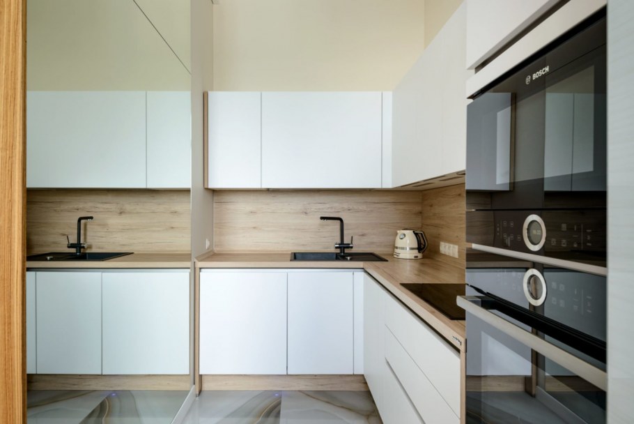 Бело серая кухня с деревянной столешницей