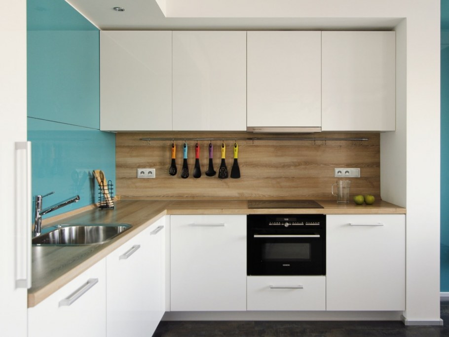 Икеа белая кухня с деревянной столешницей 2100