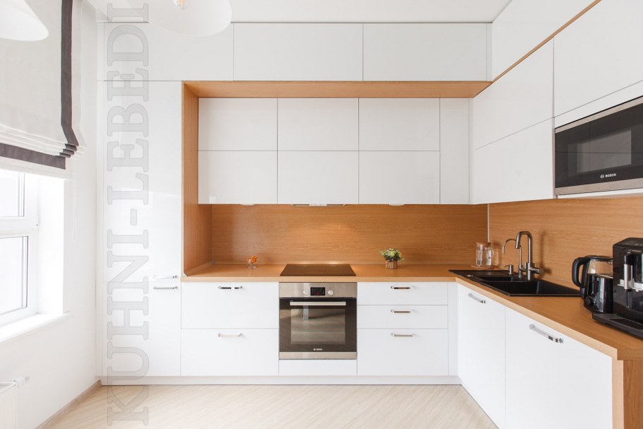 Белая кухня с деревянной столешницей