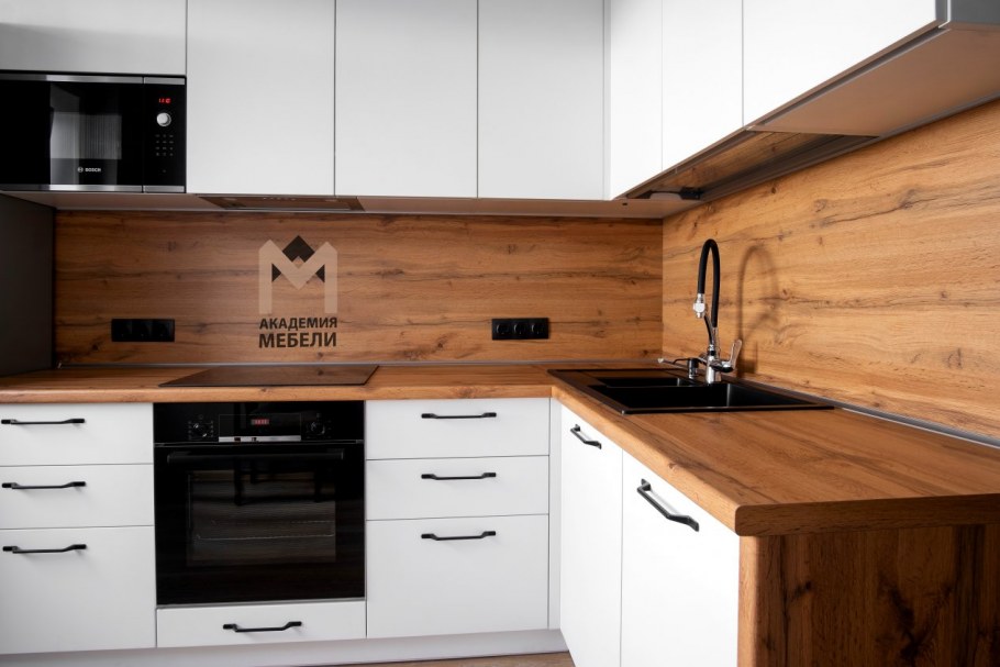 Кухня с деревянной столешницей