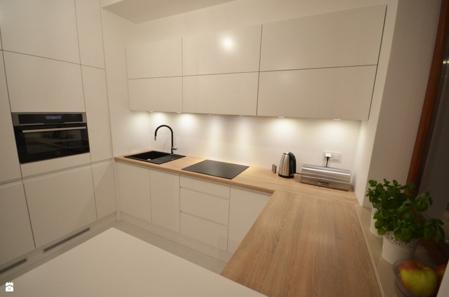 Белая кухня ikea с деревянной столешницей