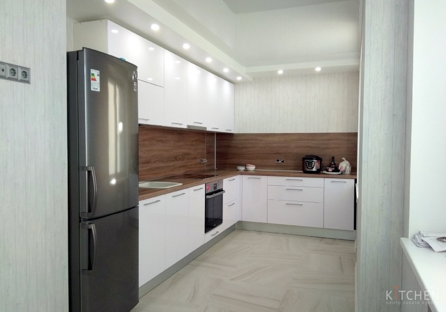 Кухня белая с деревом угловая