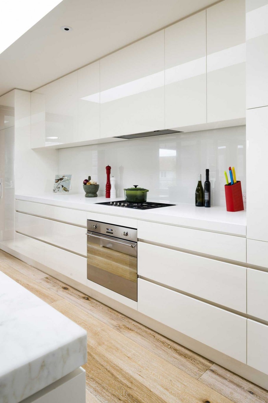 Кухня белый глянец с деревянной столешницей