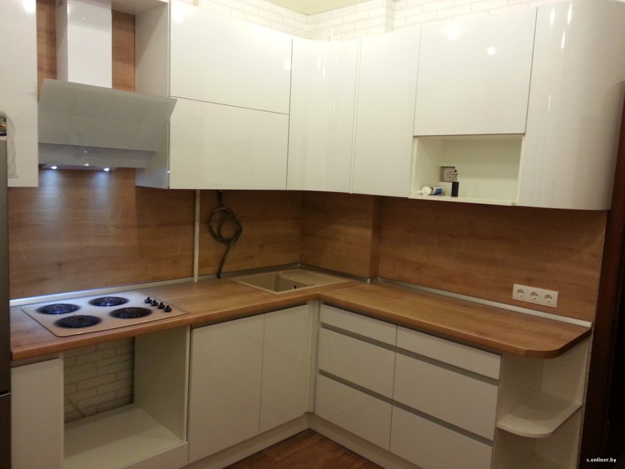 Белая кухня с деревянной столешницей