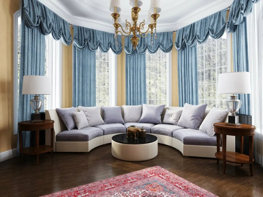 Интерьер гостиной с эркером