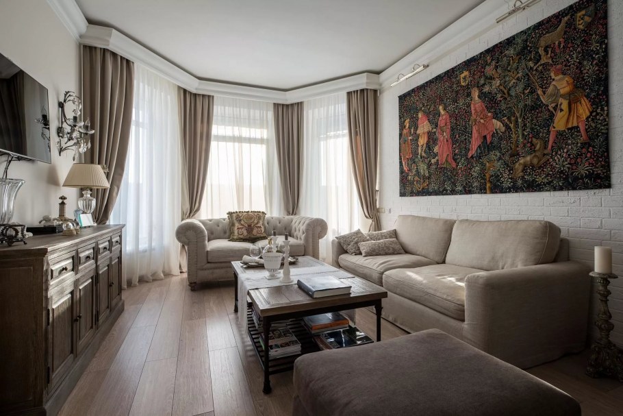 Интерьер гостиной с эркером