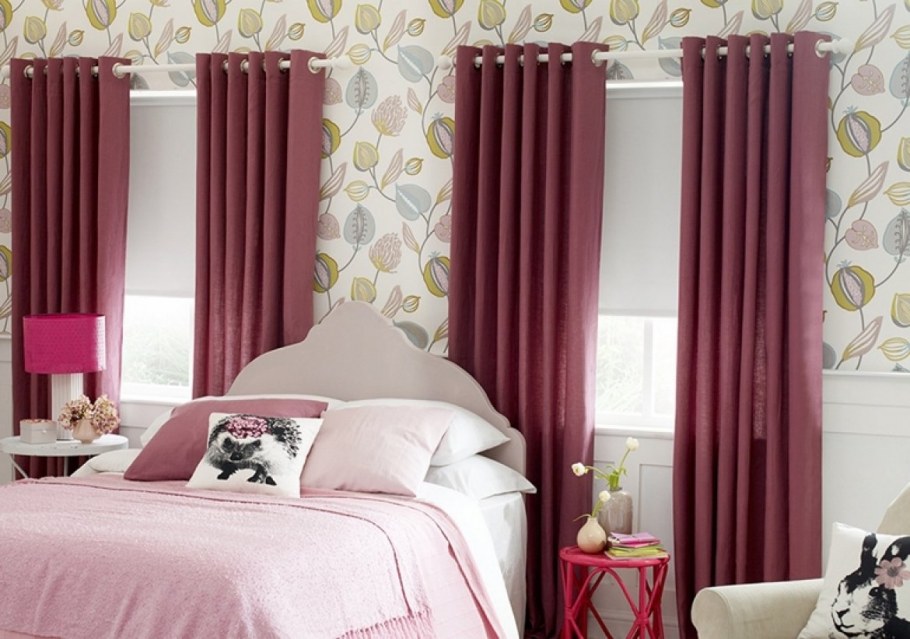 Синие шторы в интерьере спальни