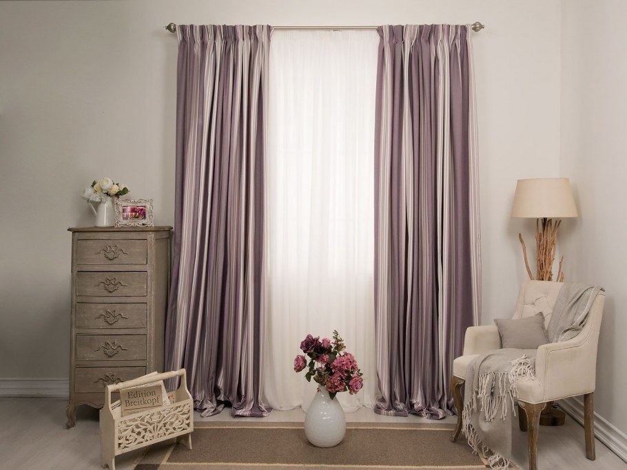 Бежевые шторы в гостиной