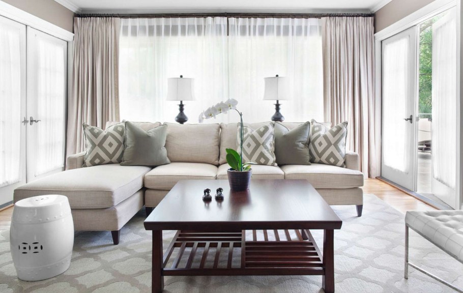 Серые шторы в интерьере гостиной