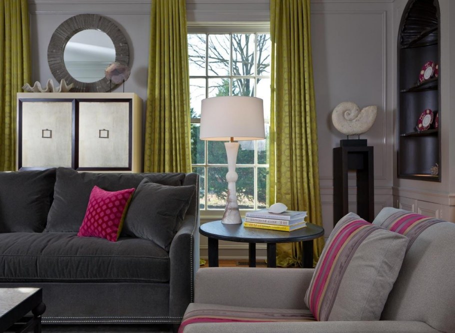 Гостиная с серым диваном