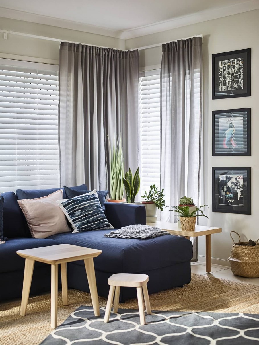 Серые шторы в интерьере гостиной