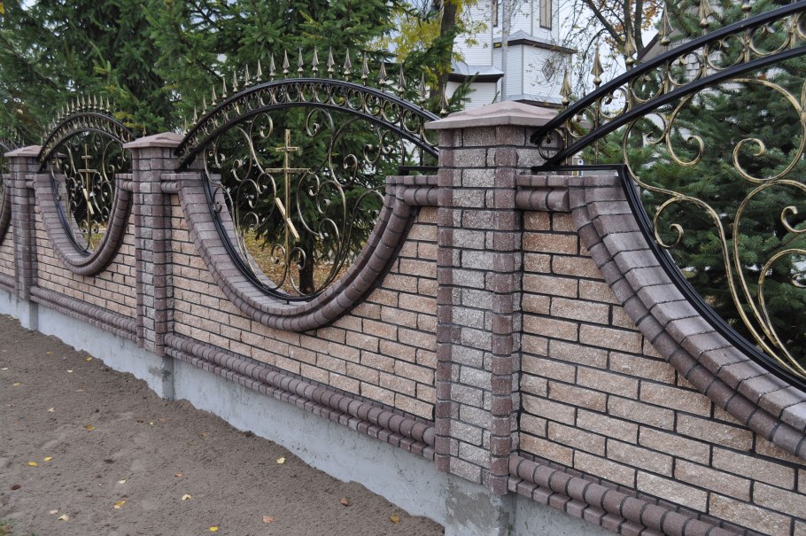 Кованый забор с пиками