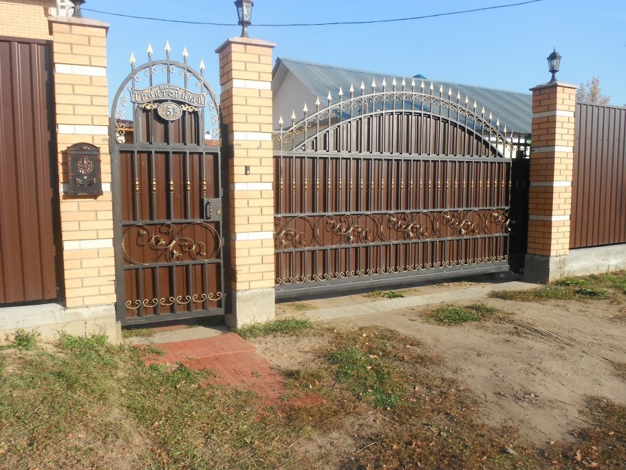 Калитка в сад широкая