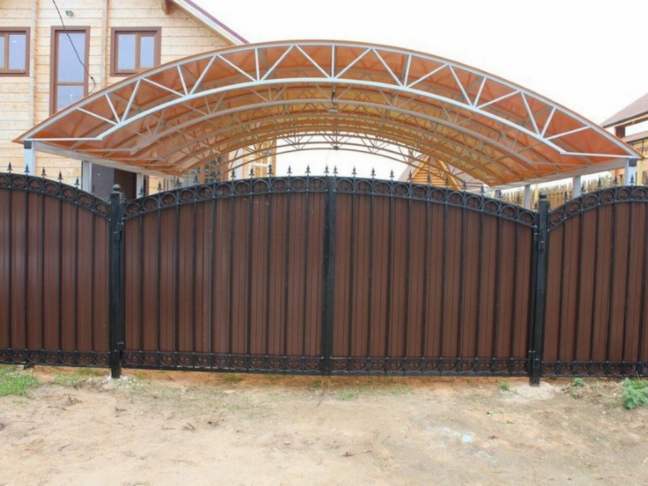 Деревянный забор с аркой