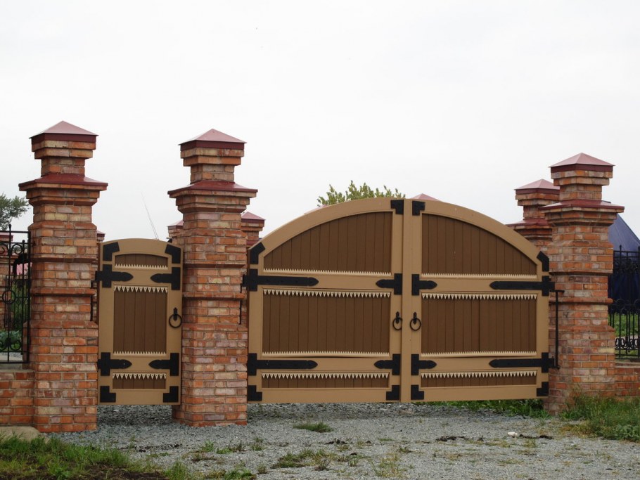Деревянный забор с кованными элементами