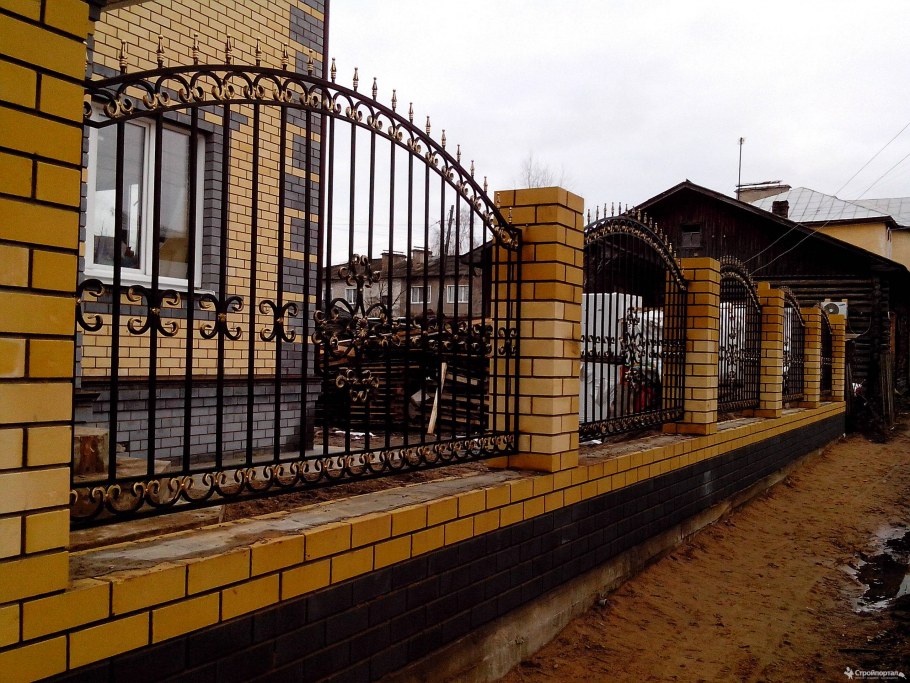 Навес у забора