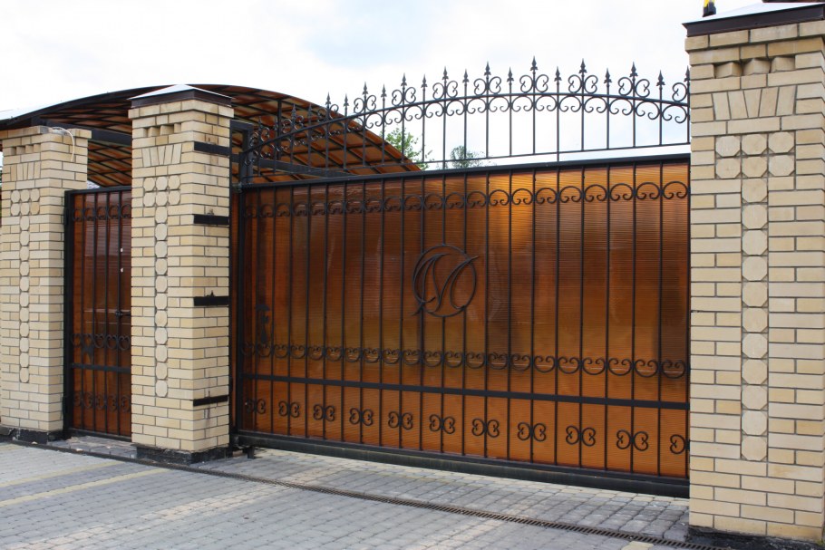 Кованый забор аркой