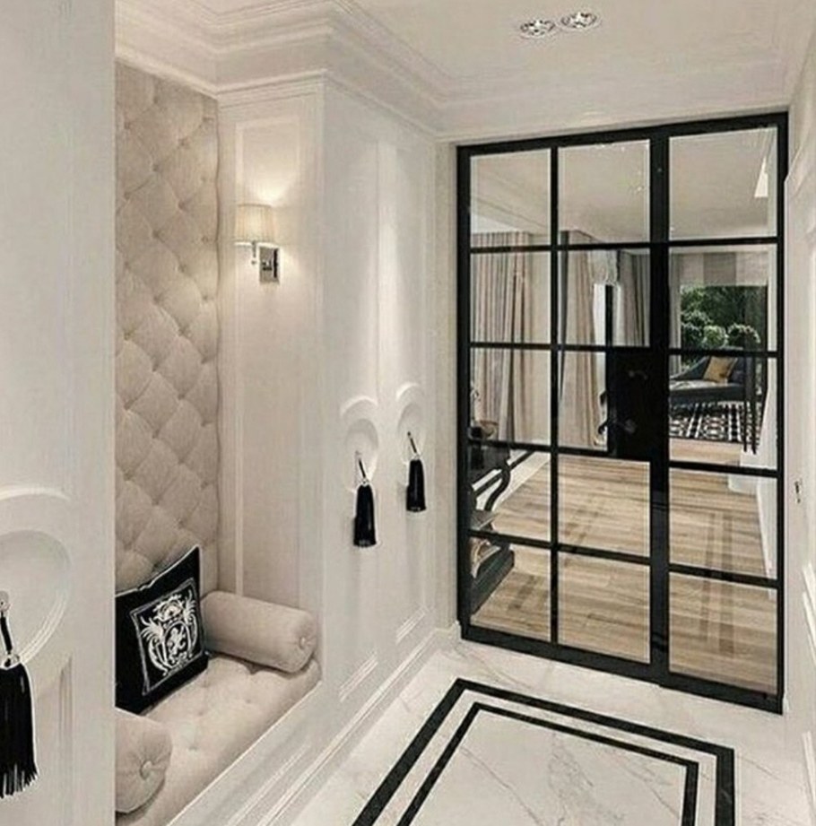 Зеркальная стена в прихожей