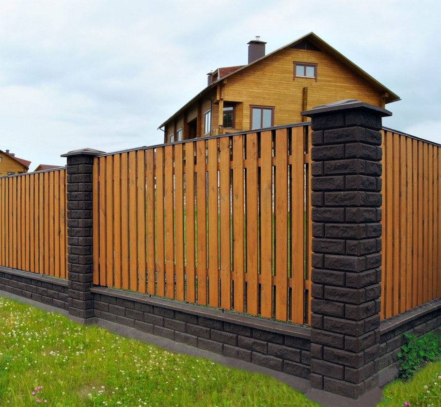 Красивый деревянный забор