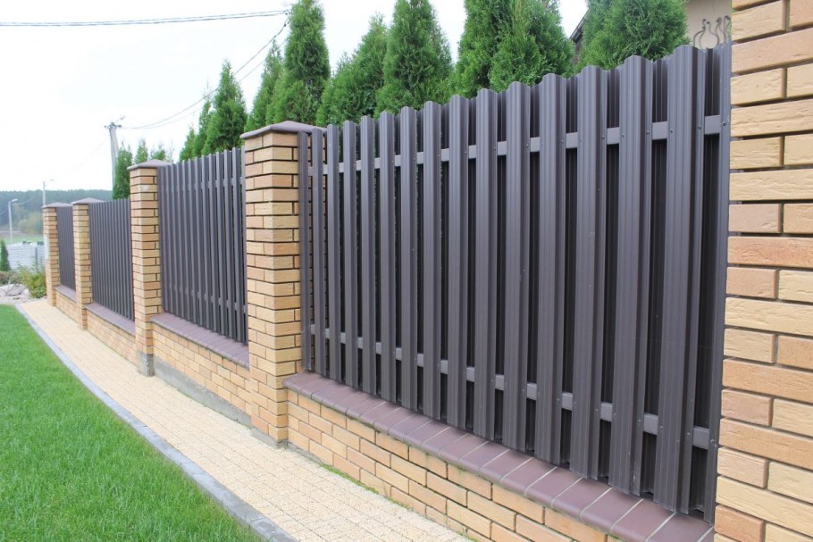 Забор из евроштакетника шахматка