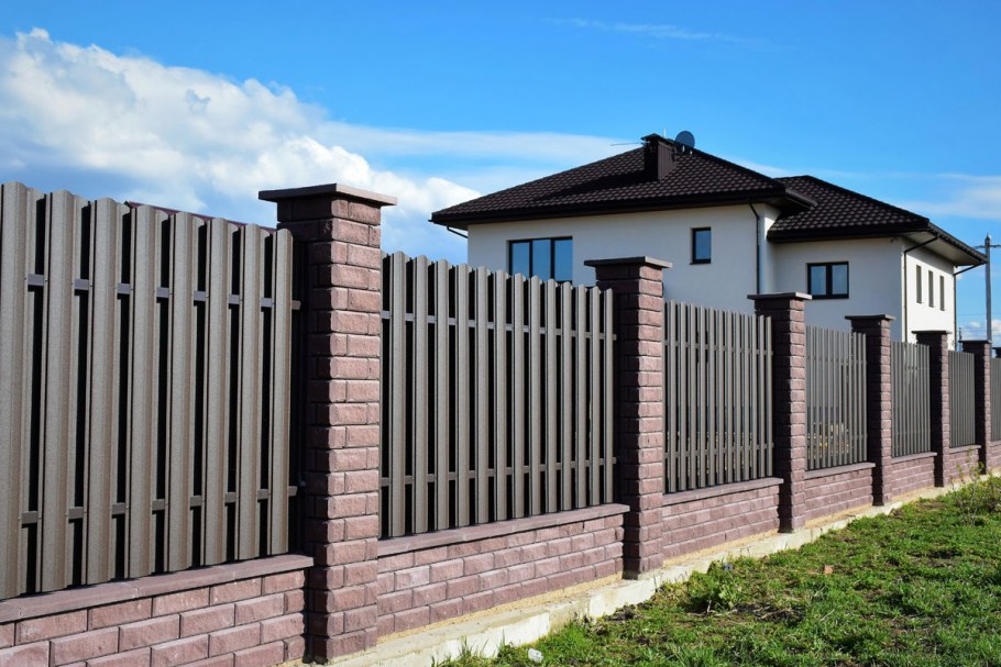 Забор кирпичные столбики штакетник метал