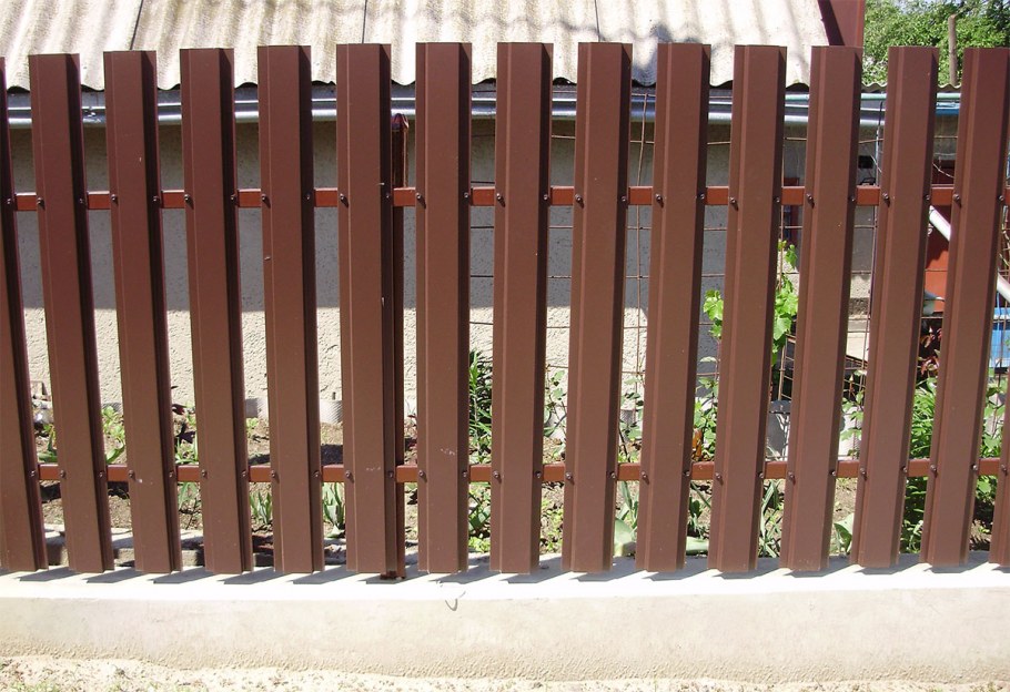 Забор из профтрубы